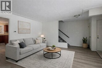 125 Henry St in Cambridge, ON - Building Photo - Building Photo