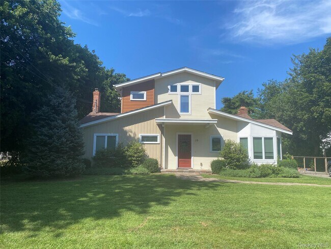 19 West End Ave in East Quogue, NY - Building Photo - Building Photo