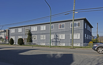 PARK HEIGHTS in Burnaby, BC - Building Photo - Building Photo