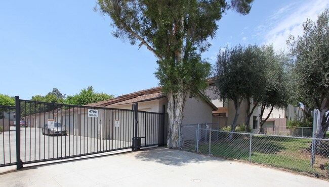 la Mesa Villa in La Mesa, CA - Foto de edificio - Building Photo