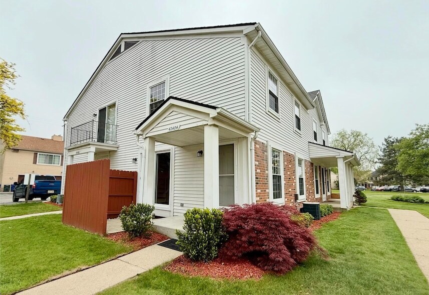 42484 Saratoga Rd in Canton Township, MI - Building Photo
