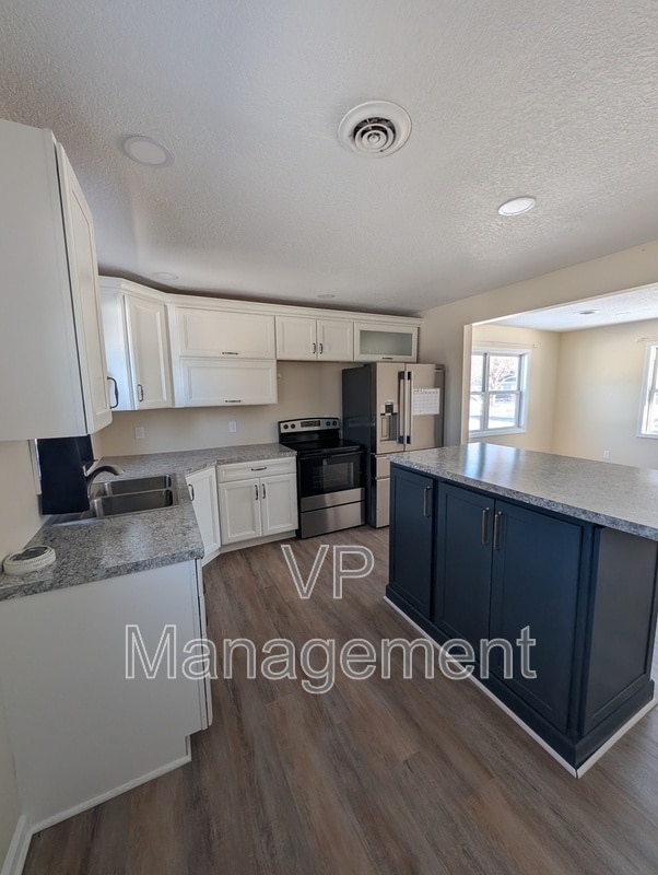 6904 N Pine St in Davenport, IA - Building Photo - Building Photo