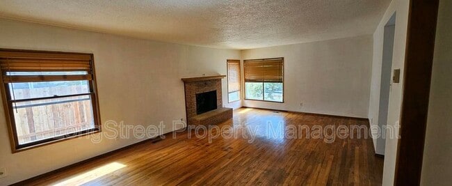 10586 SE Home Ave in Milwaukie, OR - Building Photo - Building Photo