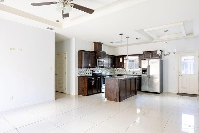 14 West Dr in Pharr, TX - Foto de edificio - Building Photo