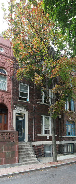 6 St Josephs Ter in Albany, NY - Building Photo