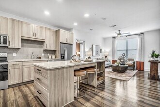 Axis Grand Crossing in Grand Prairie, TX - Foto de edificio - Building Photo