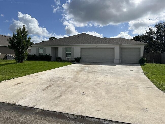 1714 SW Haylake Ave in Port St. Lucie, FL - Building Photo - Building Photo