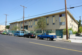 2701 San Marino St in Los Angeles, CA - Building Photo - Building Photo