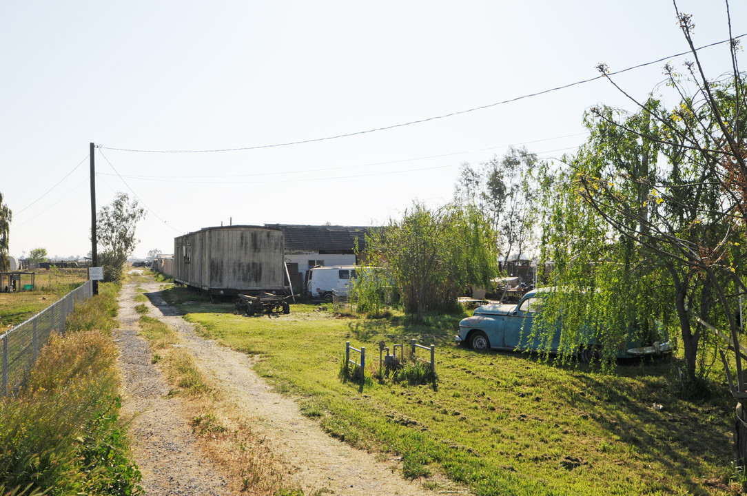 20628 S Chateau Fresno Ave in Riverdale, CA - Building Photo