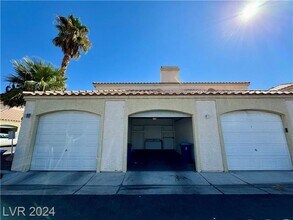 1900 N Torrey Pines Dr in Las Vegas, NV - Building Photo - Building Photo