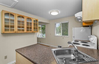 1557 NE 166th St in Shoreline, WA - Building Photo - Building Photo