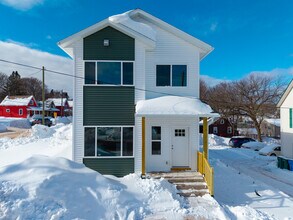 412 W Baraga Ave in Marquette, MI - Foto de edificio - Building Photo