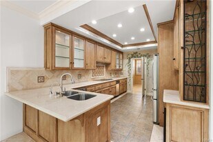 6121 Greenbrier Dr in Huntington Beach, CA - Building Photo