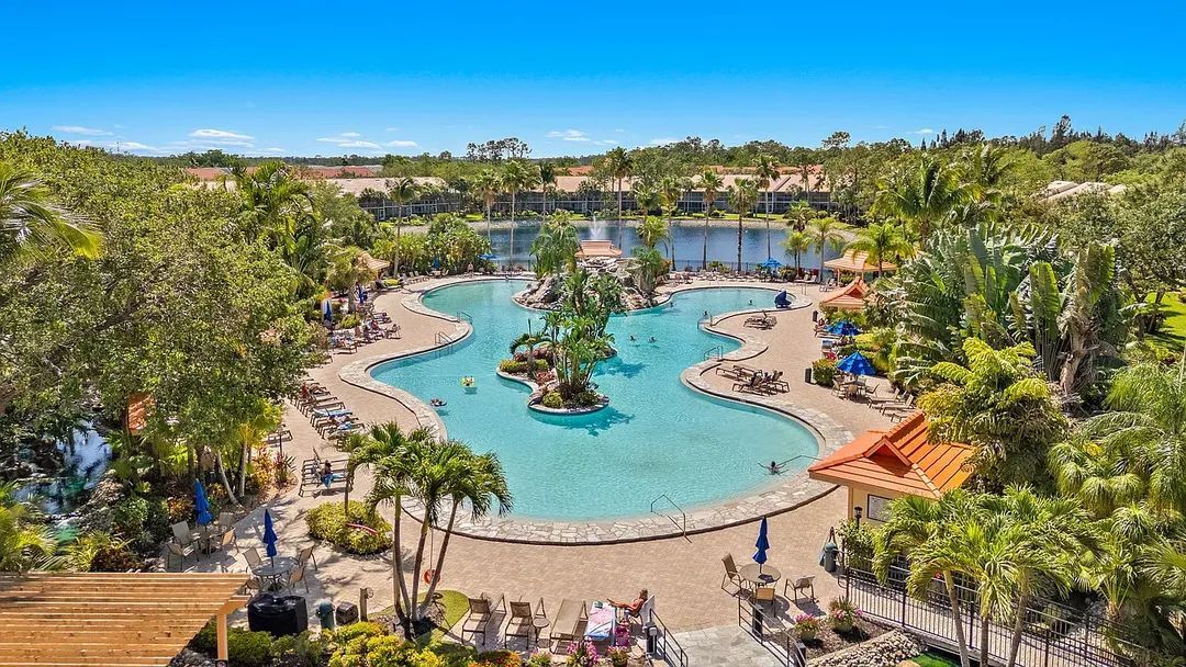 2202 Hidden Lake Dr, Unit Naples in Naples, FL - Foto de edificio