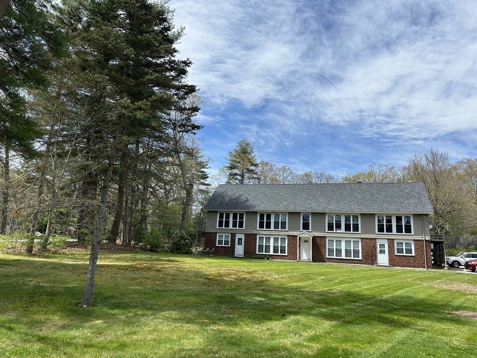 12 Cedar St in Holliston, MA - Building Photo