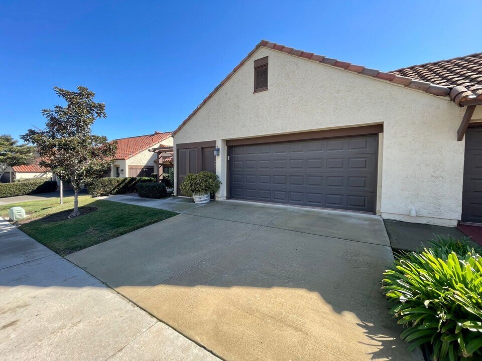 12211 Bajada Rd in San Diego, CA - Building Photo