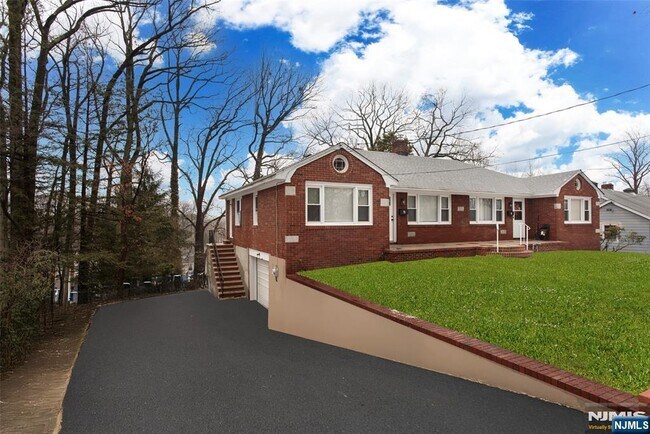 76 Farview Terrace in Paramus, NJ - Building Photo - Building Photo