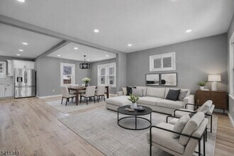 2106 Whittier St in Rahway, NJ - Foto de edificio - Building Photo