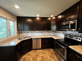 926 Cottonwood Ave in Iowa City, IA - Building Photo