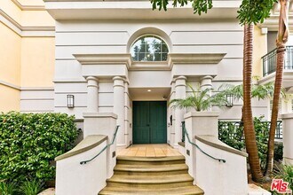 7101 Playa Vista Dr in Los Angeles, CA - Building Photo - Building Photo