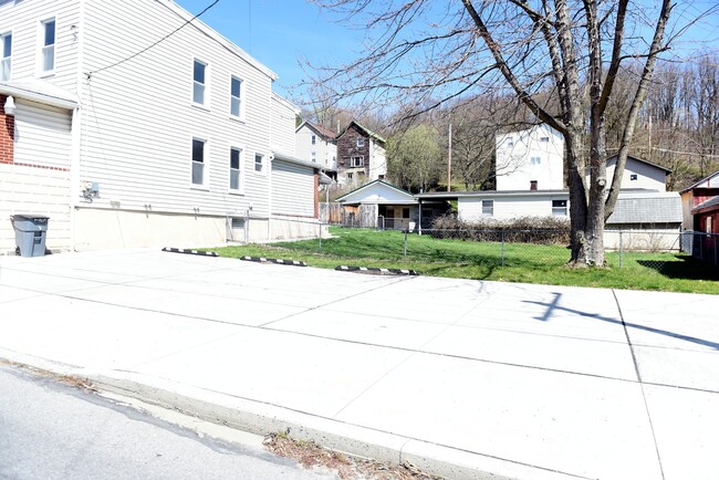 2312 18th st, Unit 2312 1/2 18th Street Left Side in Altoona, PA - Foto de edificio - Building Photo