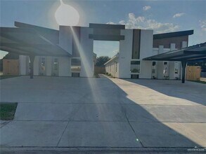 705 N Emerald Ave, Unit 3 in Edinburg, TX - Foto de edificio - Building Photo
