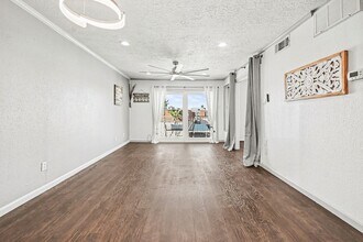 307 Yacht Club Ln in Seabrook, TX - Building Photo - Building Photo