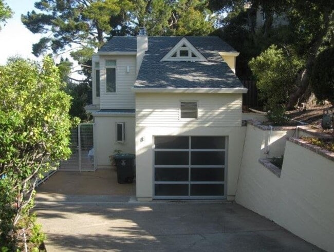 property at 8 Mounds Rd
