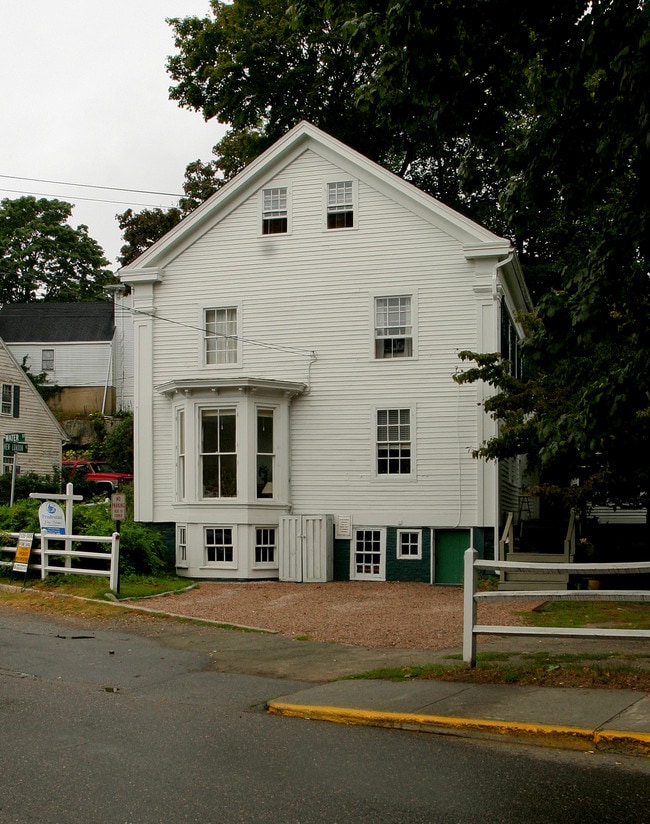 2 New London Rd in Mystic, CT - Building Photo - Building Photo