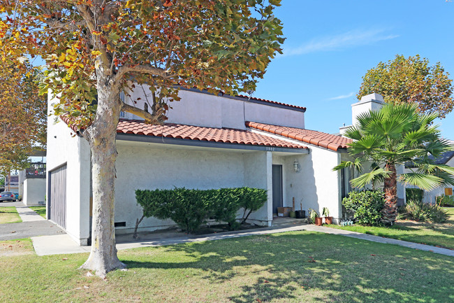 11882 Garden Grove Blvd in Garden Grove, CA - Foto de edificio - Building Photo