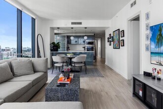 460 NE 28th St, Unit 2008 in Miami, FL - Building Photo - Building Photo