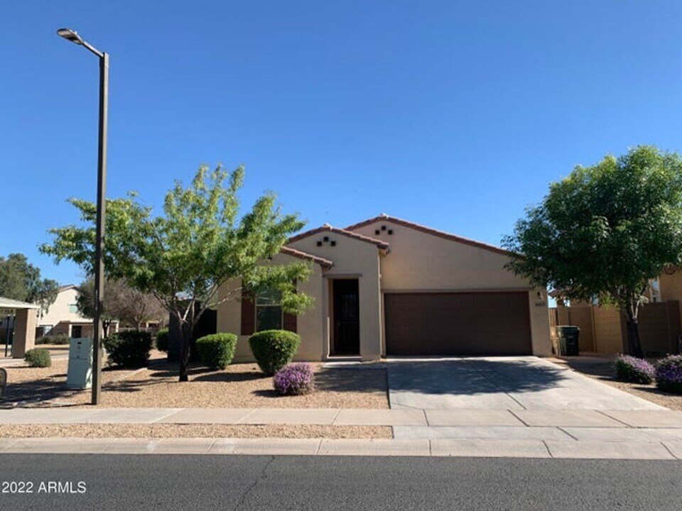 16879 W Roosevelt St in Goodyear, AZ - Building Photo