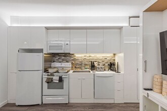 12607 Larchmere Blvd in Cleveland, OH - Foto de edificio - Building Photo