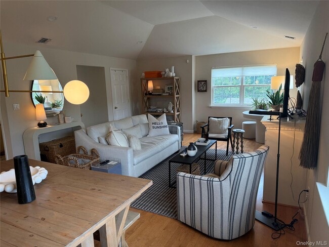 1404 Aerie Way in East Quogue, NY - Building Photo - Building Photo