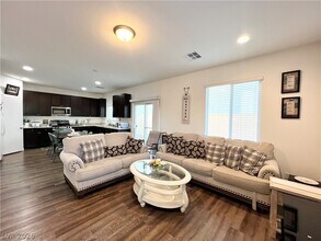 5276 Sherwood Frst Ln in Las Vegas, NV - Foto de edificio - Building Photo