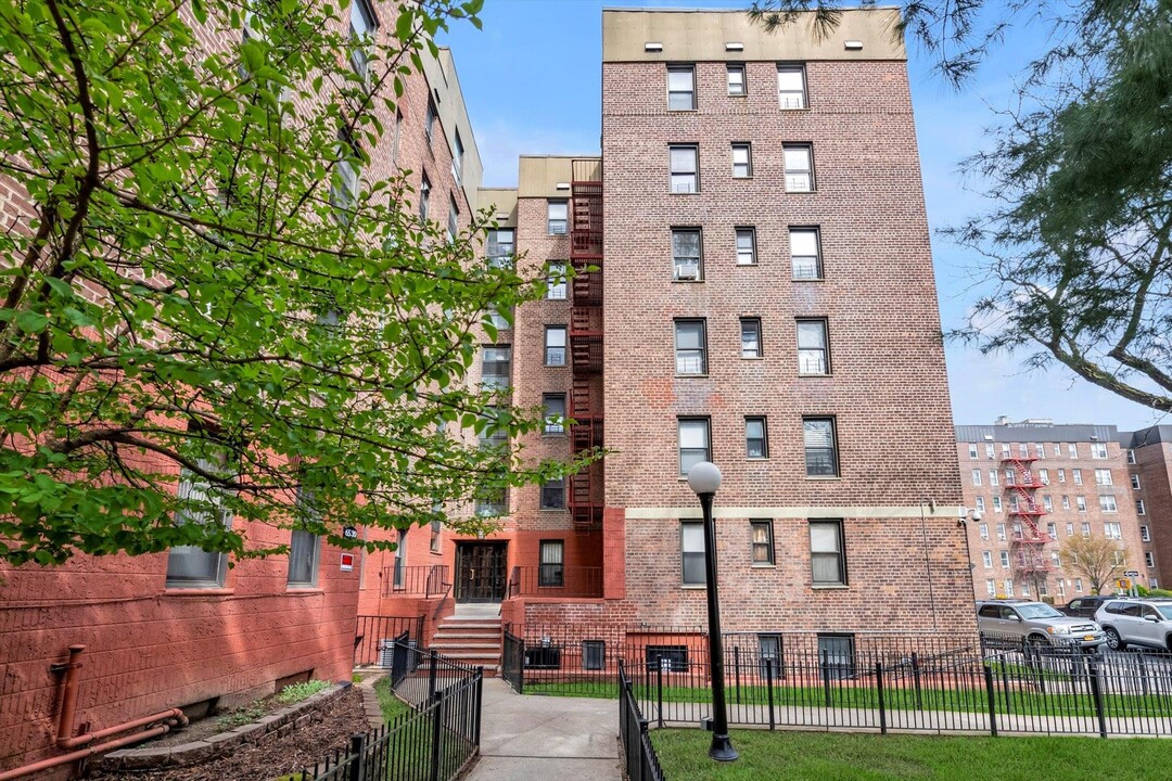 65-30 108th St in Queens, NY - Foto de edificio