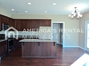 300 Oakwell Cir in Calera, AL - Building Photo - Building Photo
