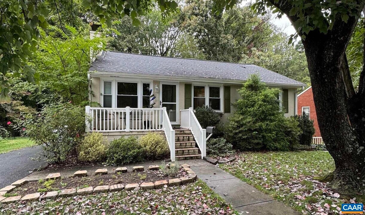 221 Azalea Dr in Charlottesville, VA - Building Photo
