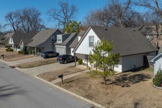 Yorktown Villas in Tulsa, OK - Foto de edificio - Building Photo