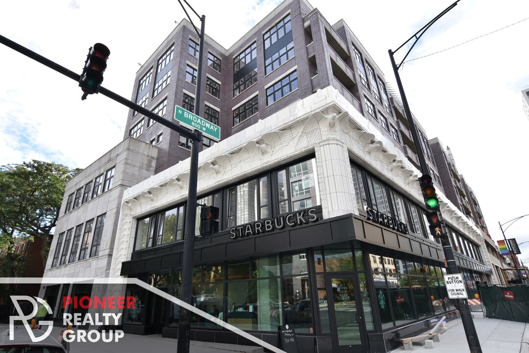 3811 N Broadway St, Unit 3833-302 in Chicago, IL - Foto de edificio