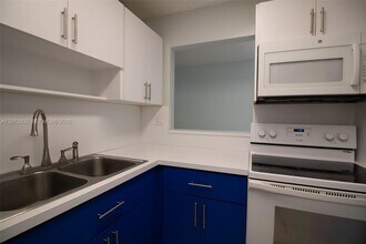 10365 N Kendall Dr in Miami, FL - Building Photo - Building Photo