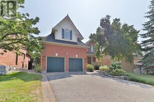829 Quantra Crescent in Newmarket, ON - Building Photo