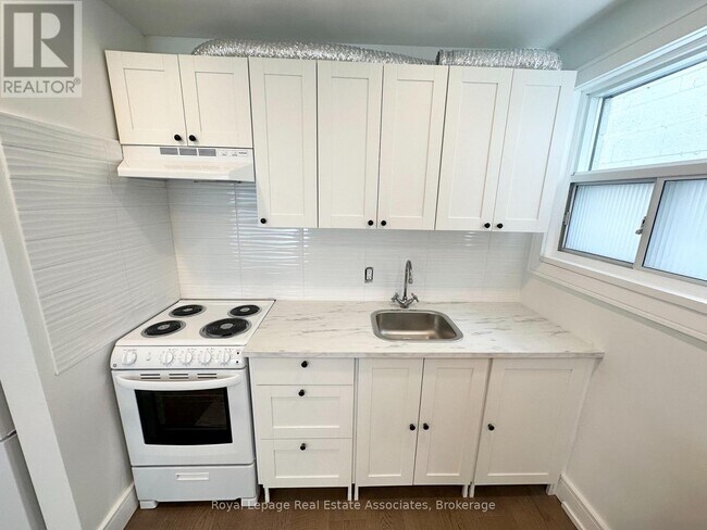237 Lakeshore Rd E in Mississauga, ON - Building Photo - Building Photo