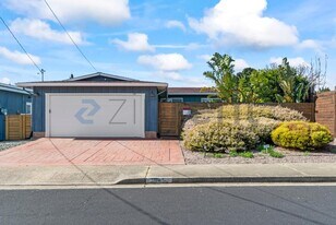 1545 Crespi Dr in Pacifica, CA - Building Photo