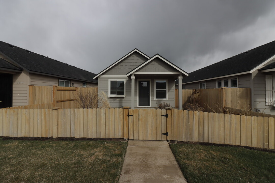 3288 NW 10th St in Redmond, OR - Building Photo