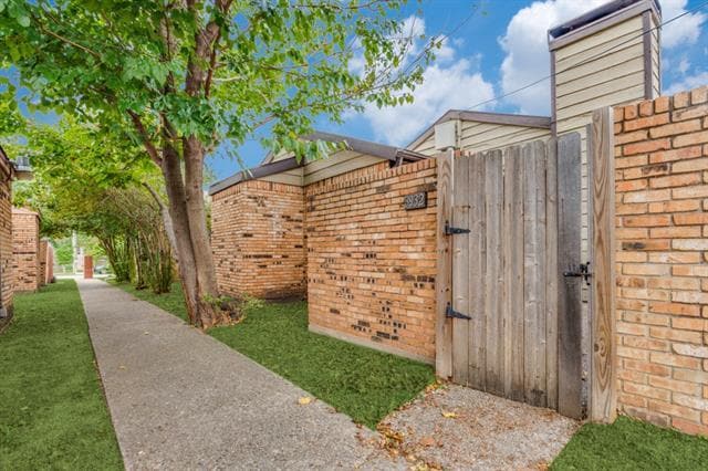 3930 Portland St in Irving, TX - Foto de edificio - Building Photo