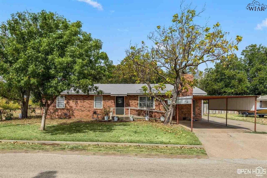 505 S Sycamore St in Archer City, TX - Building Photo