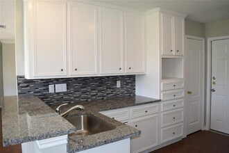 2100 Avenue F in Dickinson, TX - Building Photo - Building Photo