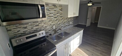 3832 46th Ave N in St. Petersburg, FL - Foto de edificio - Building Photo