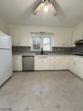 25 Shunpike Rd in Springfield, NJ - Building Photo - Building Photo